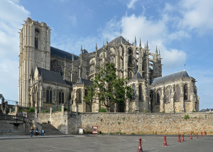 1200px-Le_Mans_-_Cathedrale_St_Julien_ext_02